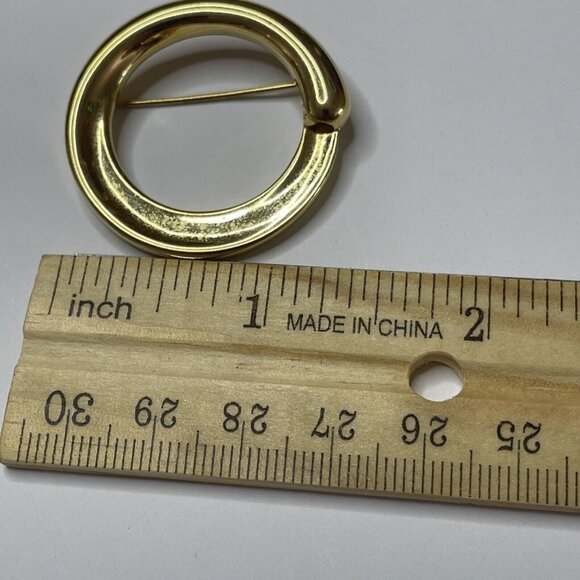 vintage monet circle brooch polished gold toned Signed pin - Picture 4 of 4